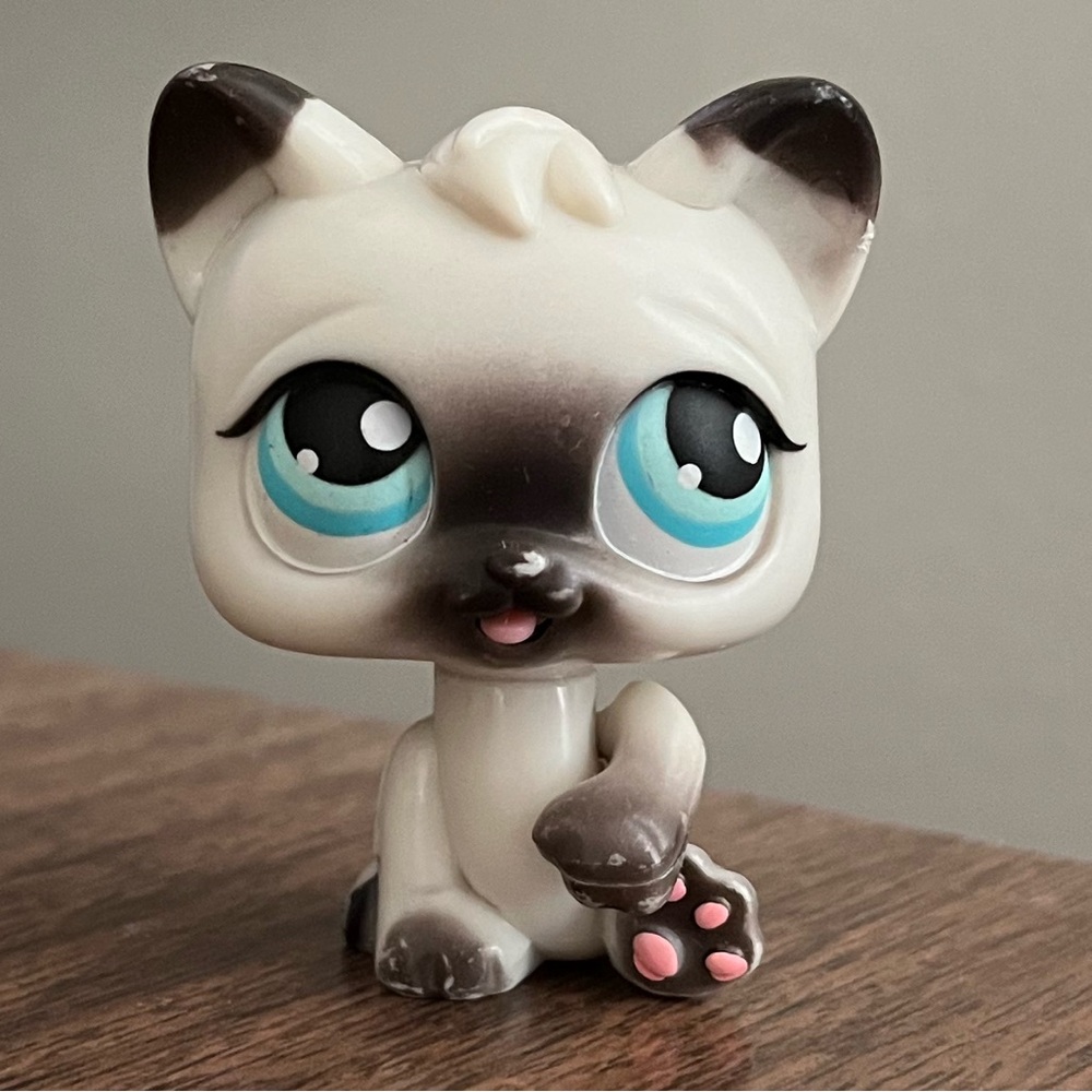 LPS Licking Siamese Cat